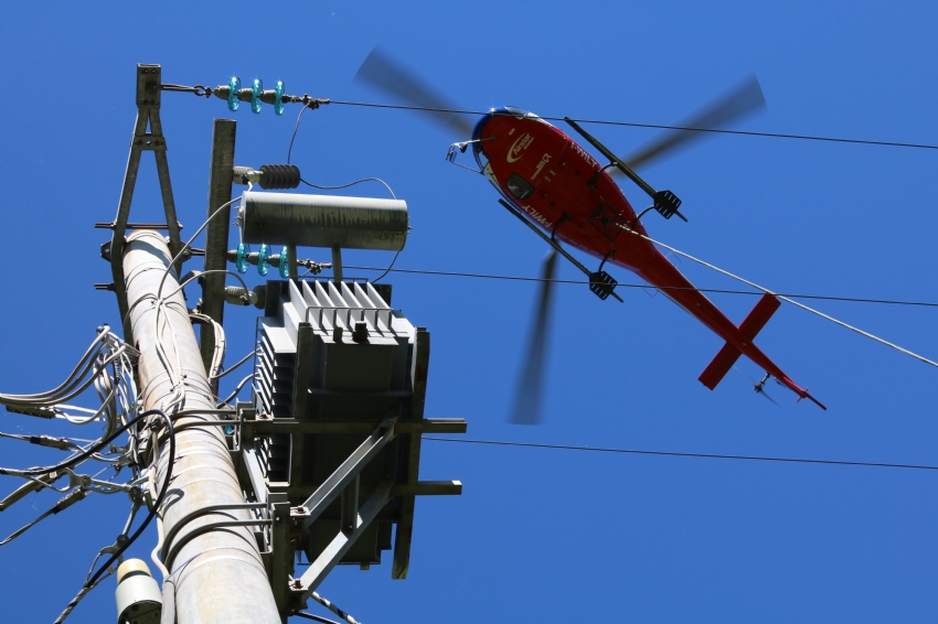 Stringing and assembly of power lines